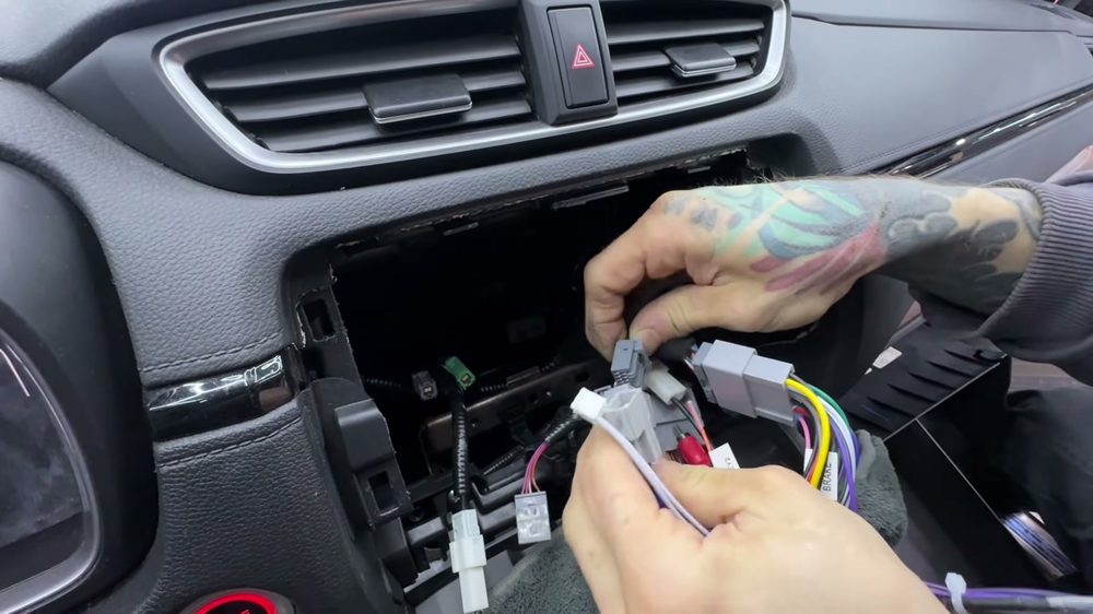 Серые разъёмы переходной проводки подключают к штатным разъёмам Honda