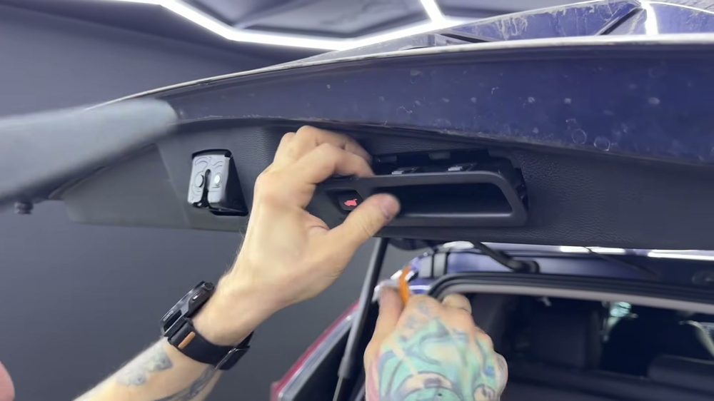 Внутреннюю накладку двери багажника Honda CR-V поддевают пластиковой лопаткой