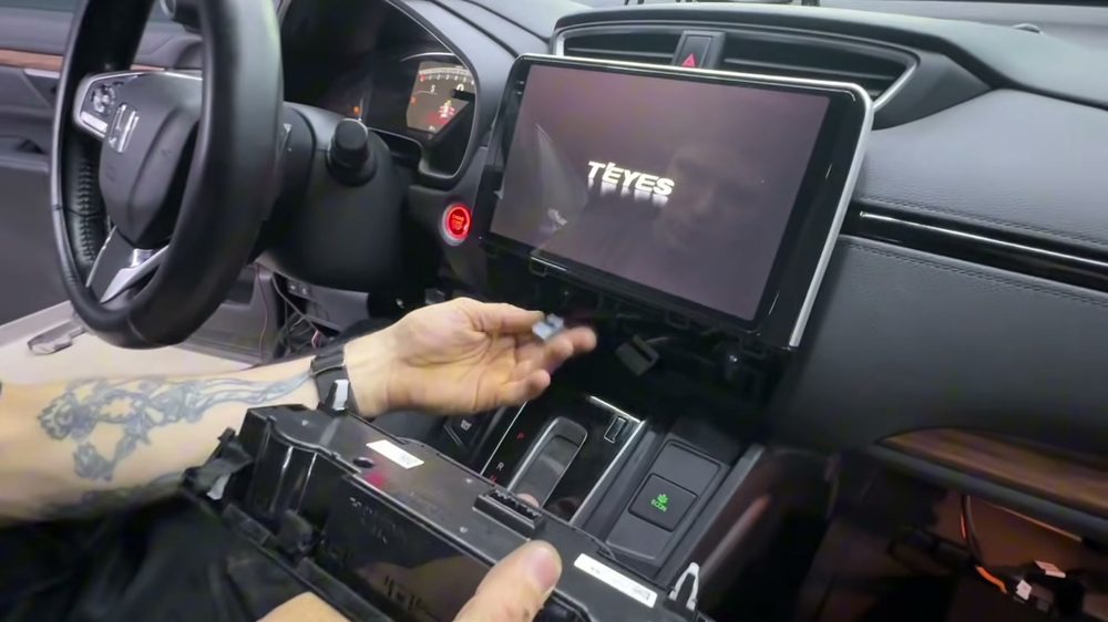Новый экран TEYES в панели Honda CR-V показывает логотип при первом запуске