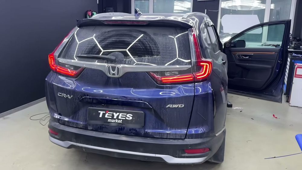 Honda CR-V сзади после установки магнитолы и камеры