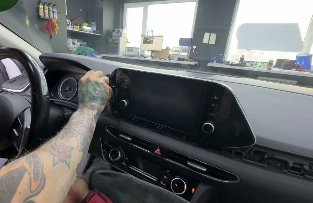 Снимаем накладку вокруг штатного экрана Hyundai Sonata 8