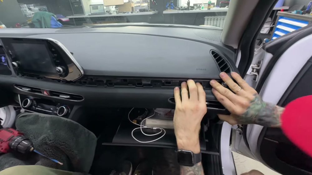Снимаем накладку передней панели над перчаточным ящиком Sonata 8