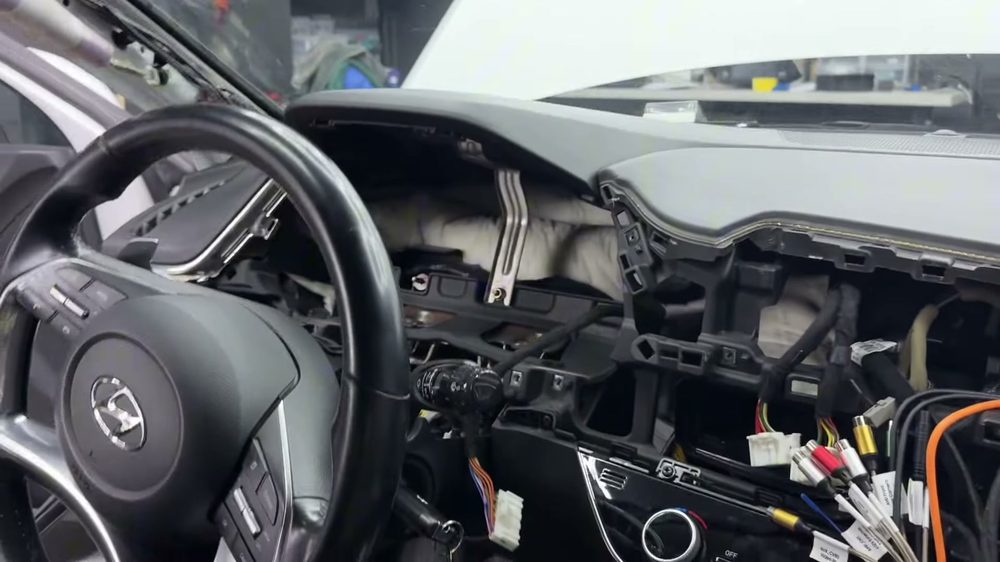 Щиток приборов Hyundai Sonata 8 снят, под панелью видны провода