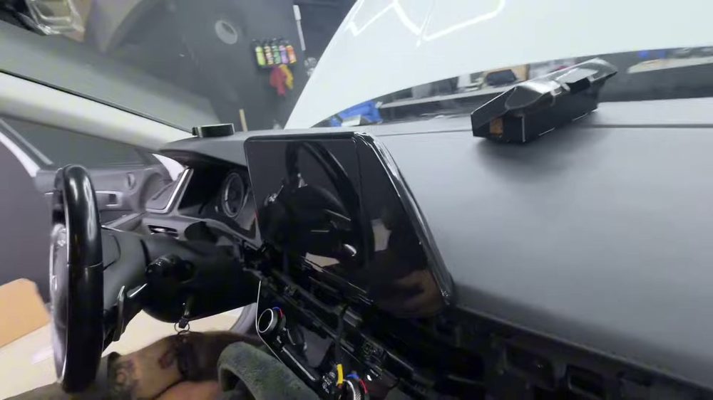 Магнитолу TEYES CC4 Pro в рамке ставят в переднюю панель Sonata 8